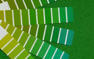 Farbfächer mit Grüntönen