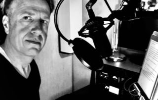 Frank Riede vor dem Mikrofon bei WE ARE PRODUCERS im Studio