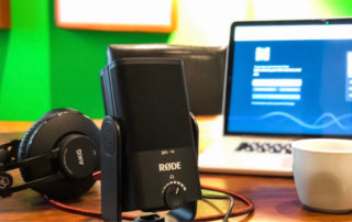 Aufnahmesituation mit USB-Mikrofon, Kopfhörer und Laptop