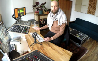 Falk Andreas, Audio Engineer bei WE ARE PRODUCERS, im Studio