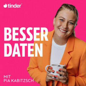 Besser Daten Podcast Cover. Mit im Bild: Host Pia Kabitzsch, lächelnd in orangefarbenem Blazer mit Tasse in den Händen