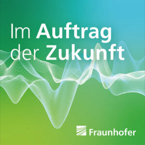 Podcast Cover Im Auftrag der Zukunft. Der Fraunhofer Podcast. Grafisches Design mit Farbverlauf von gelbgrün zu petrol
