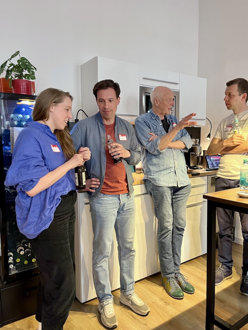 Gäste im Podcast Studio von We Are Producers beim Event final_final_version-2. Vier Personen.