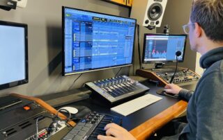 Michael Viol von We Are Producers bei Montage und Sounddesign des Hörspiel-Podcasts "Der römische Traum", der die offizielle Vorgeschichte zum neuen Teil der Anno-Reihe – "Anno 117: Pax Romana" erzählt.