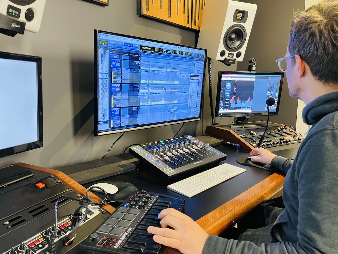 Michael Viol We Are Producers Hörspiel Fiction-Podcast Postproduktion Anno Der römische Traum Michael Viol von We Are Producers bei Montage und Sounddesign des Hörspiel-Podcasts "Der römische Traum", der die offizielle Vorgeschichte zum neuen Teil der Anno-Reihe – "Anno 117: Pax Romana" erzählt.