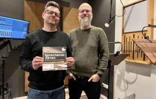 Michael Viol und Sven Sommer im Studio 1 von We Are Producers mit dem Logo des Podcasts Sprechende Akten