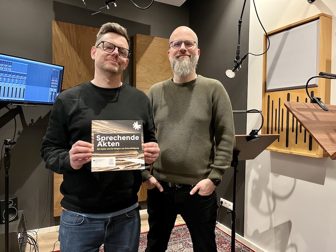 Michael Viol und Sven Sommer im Studio 1 von We Are Producers mit dem Logo des Podcasts Sprechende Akten